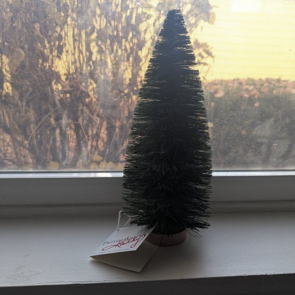 Bottle Brush Christmas Tree - Picture 1 of 4